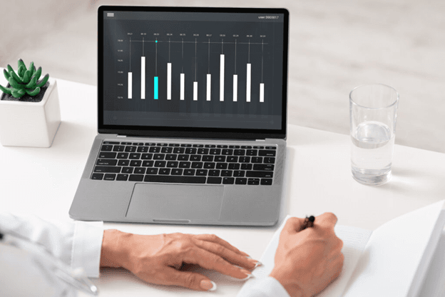 B2B marketing benefit - man writting content